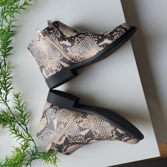 😍5/$20 !NWOT Time and Tru faux snakeskin booties 8W - Picture 4 of 9